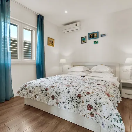 Willa Festina Lente A Luxury In Makarska, Heated Pool